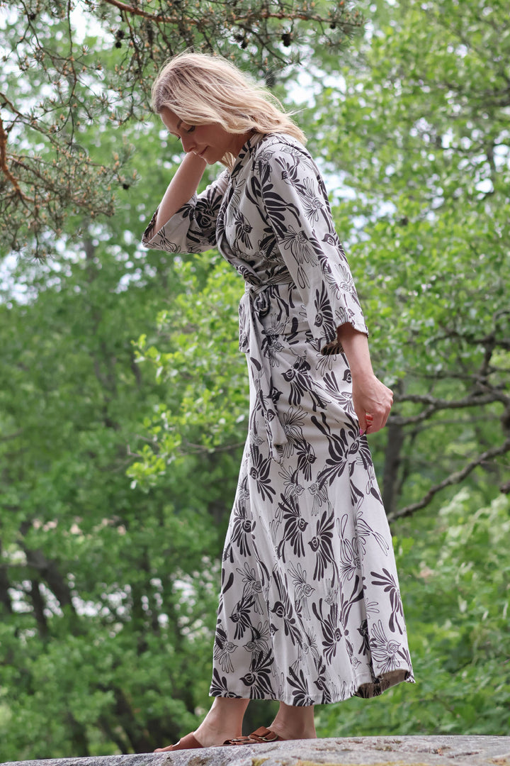 Lucy-kimono ja Nellie-maksihame Muuttolinnut-kuosilla koossa XS/S. Vaatteet on valmistettu materiaaleista lähtien Suomessa.