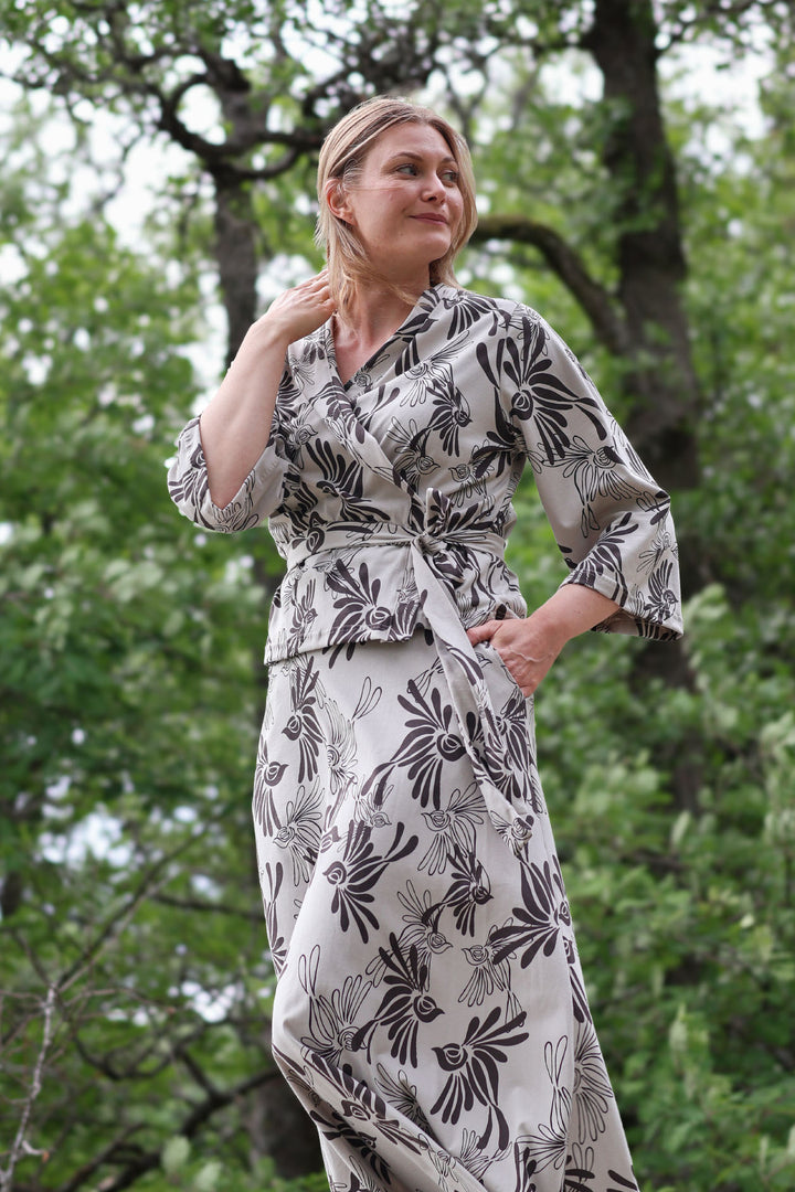 Lucy-kimono ja Nellie-maksihame koossa XS/S. Vaatteet ovat valmistettu Suomessa materiaaleista lähtien eli ne ovat täysin kotimaiset. Kuosi on Maija Nuppulan suunnittelema, jonka hän on suunnitellut jo Second chancen aikaan.
