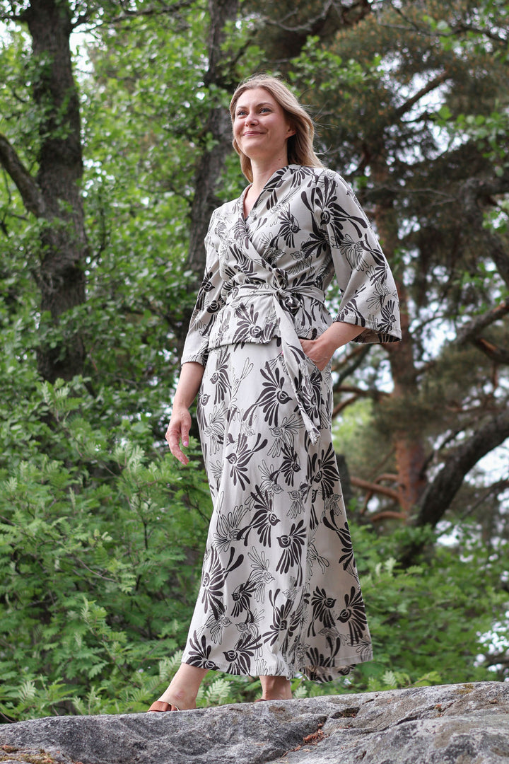 Lucy-kimono ja Nellie-maksihame koossa XS/S. Kimonon ja hameen yhdistämällä saat näyttävän setin, jota ei tule jokaisella vastaan!
