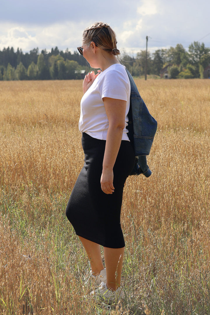 Merinovilla on ihana materiaali, etenkin ku neulos on ribbiä. Tässä musta Lycke-hame koossa M.