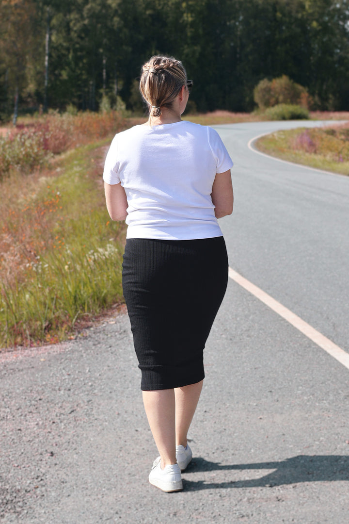 Musta merinovillahame on tyylikäs valkoisen t-paidan kanssa. Kuvassa koko M.