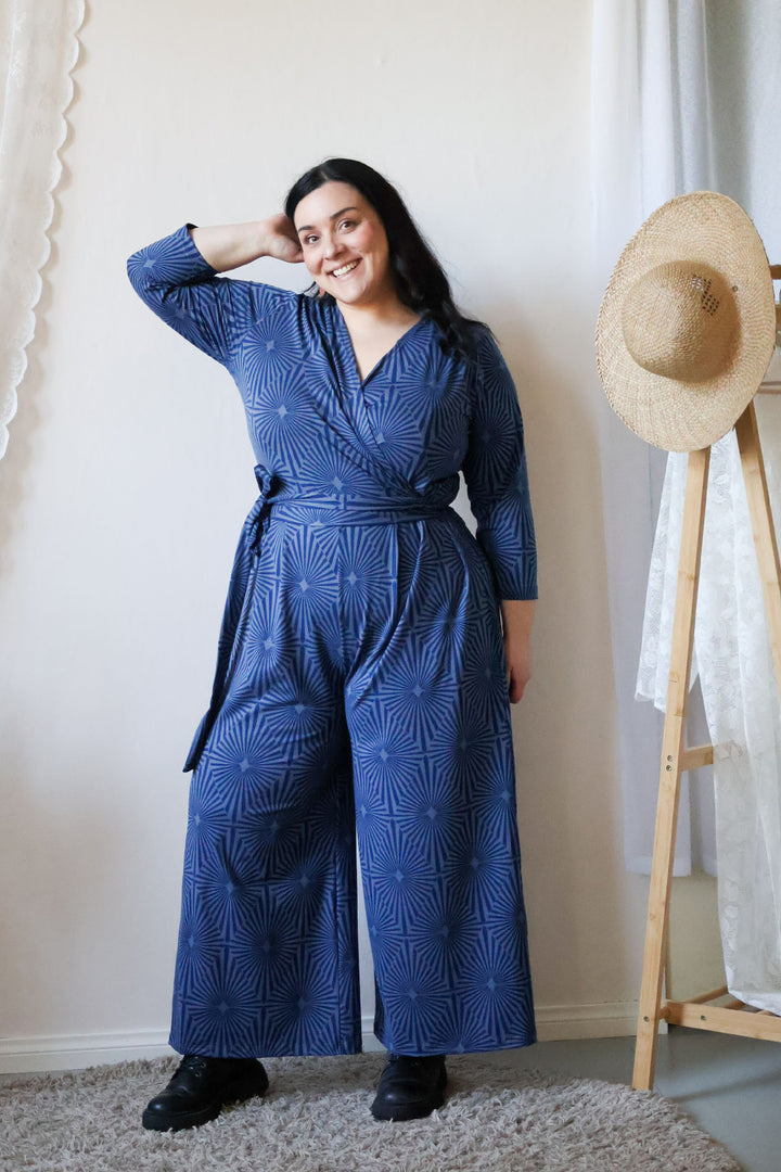 Madeline-kietaisuhaalari koossa XXL, Diamonds-kuosilla. Kietaisuhaalarin vyön voi kiepsauttaa kerran ympäri jolloin vyötärölle tulee enemmän istuvuutta.