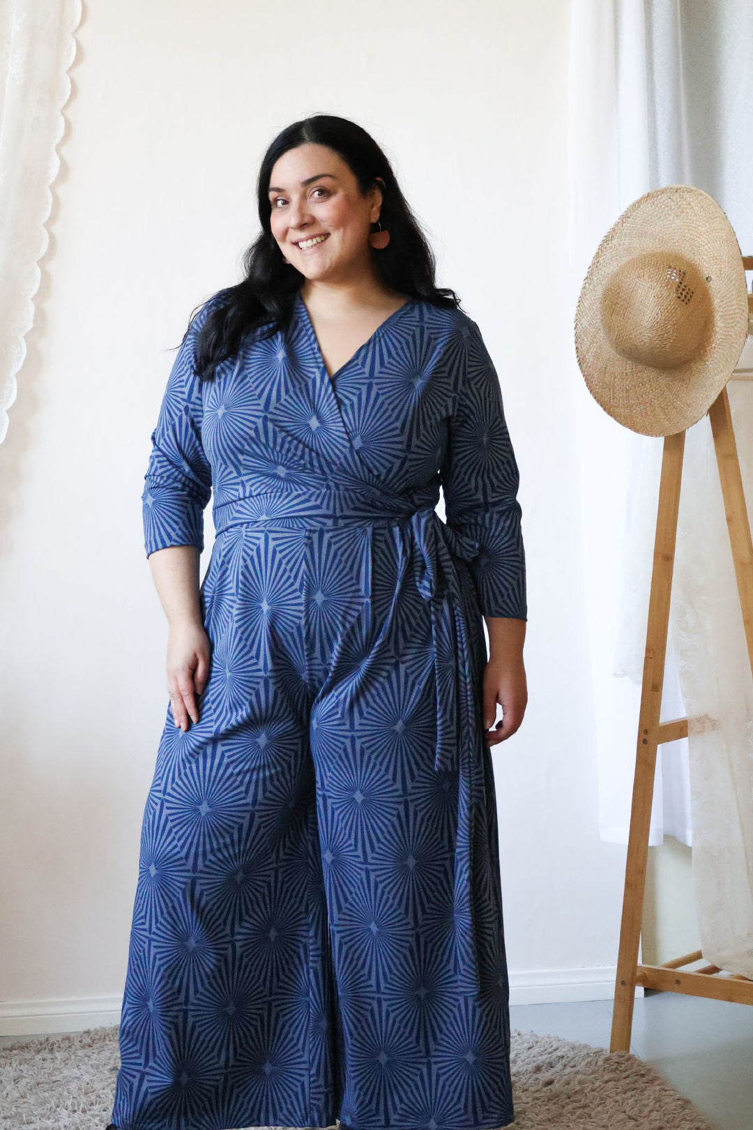 Madeline-kietaisuhaalarissa on upea Diamonds-kuosi ja siniharmaa sävy sinisellä painatuksella.