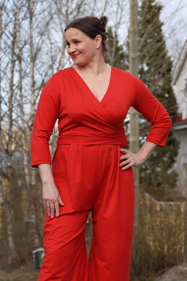 Madeline-kietaisuhaalarissa on kauniit laskokset hartialla ja vyötäröllä. Kuvassa Karoliina Blackburnilla haalarista koko M/L.