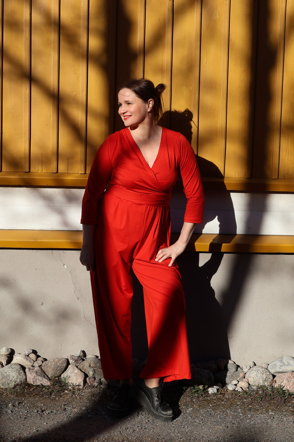 Näyttelijä Karoliina Blackburnilla on Madeline-kietaisuhaalarista koko M/L. Haalari on valmistettu 100% Suomessa.