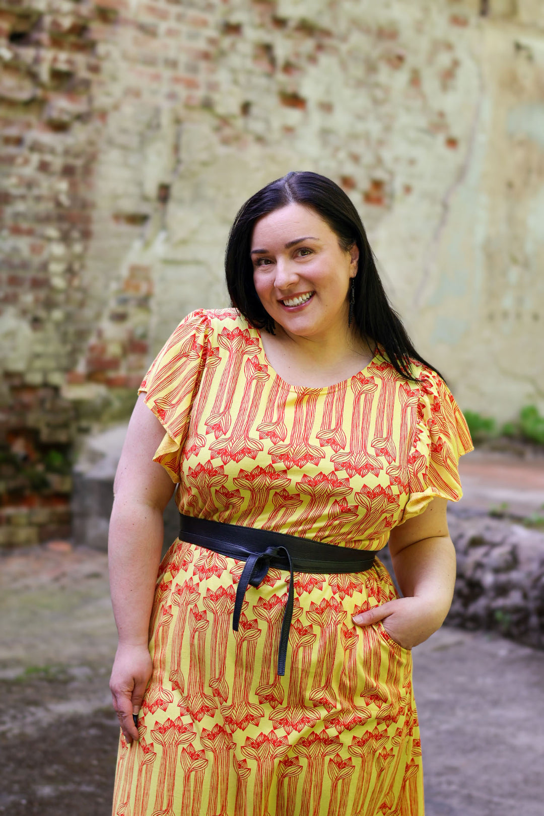 Miina-maximekko koossa XXL. Istuvuutta mekkoon voit lisätä esimerkiksi Kiedon kietaisuvöillä.