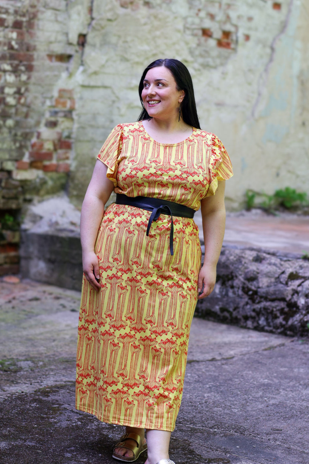 Miina-maxineulosmekko koossa XXL. Mekossa on upea Amaryllis-kuosi. Mekko on täysin kotimainen.