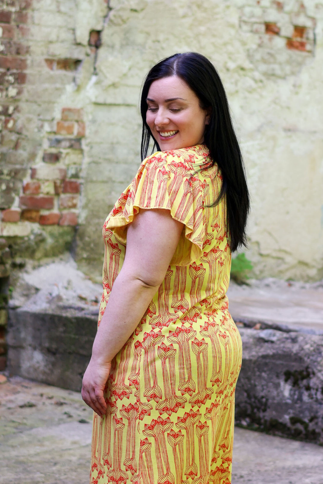 Miina-maximekossa on kauniit röyhelöhihat. Kuvassa koko XXL.