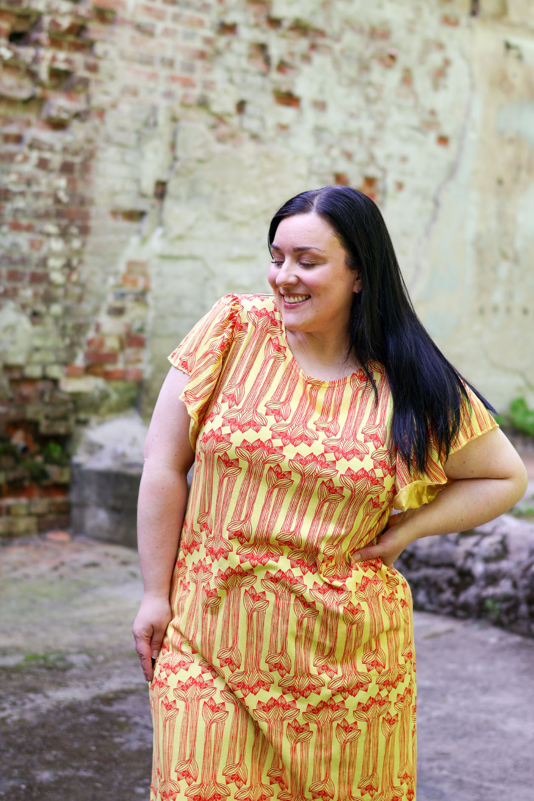 Miina-maximekko koossa XXL. Mekossa on kaunis Amaryllis-kuosi, joka on yrittäjä Maija Nuppulan käsialaa.