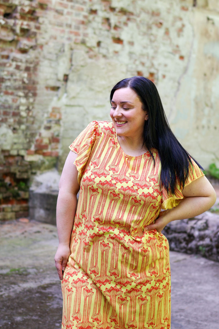 Miina-maximekko koossa XXL. Mekossa on kaunis Amaryllis-kuosi, joka on yrittäjä Maija Nuppulan käsialaa.