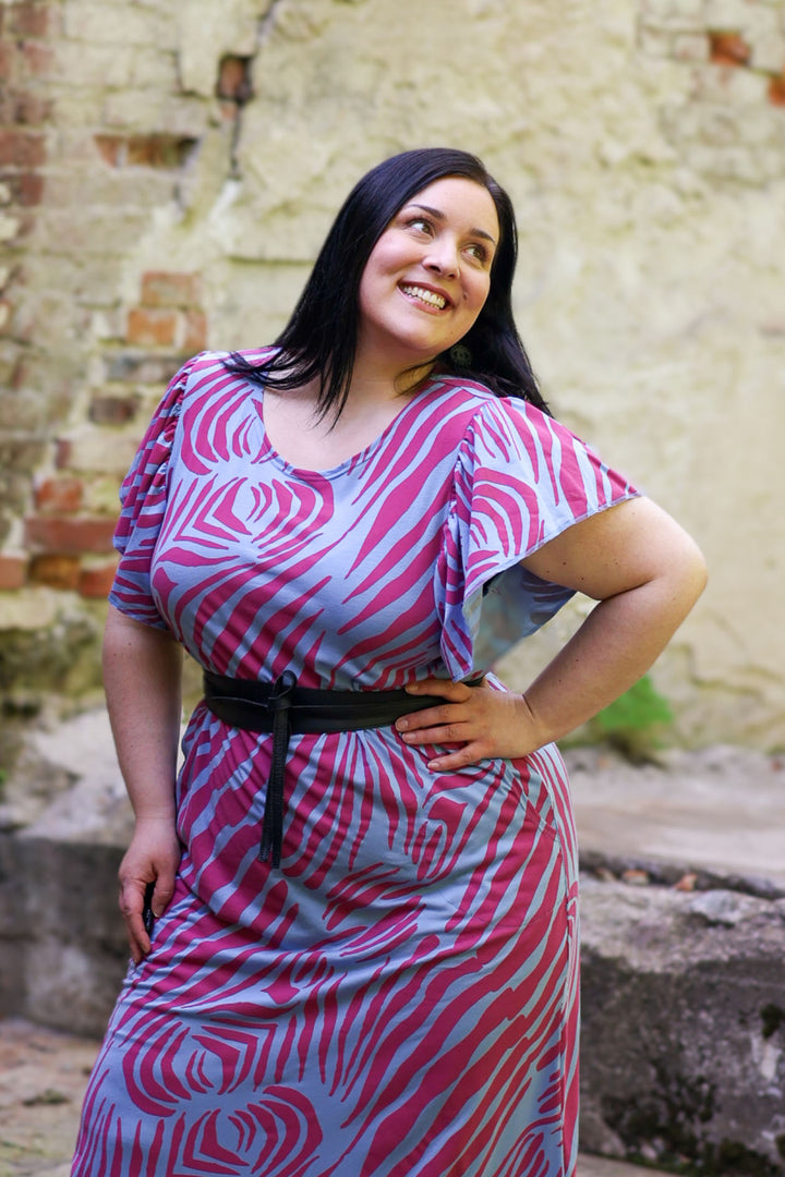 Savanni-kuosinen Miina-maximekko koossa XXL. Mekkoa voi tarvittaessa stailata vaikkapa Kiedon kietaisuvyöllä!