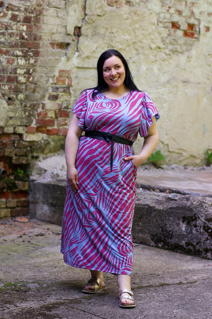 Miina-maximekko Savanni-kuosilla, koossa XXL. Mekko on pitkä, nilkkoihin saakka. 