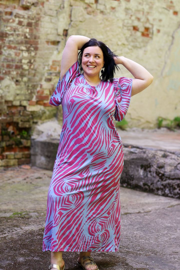 Miina-maxineulosmekko koossa XXL. Mekossa on ihanat perhosmaiset hihat sekä suosittu Savanni-kuosi.