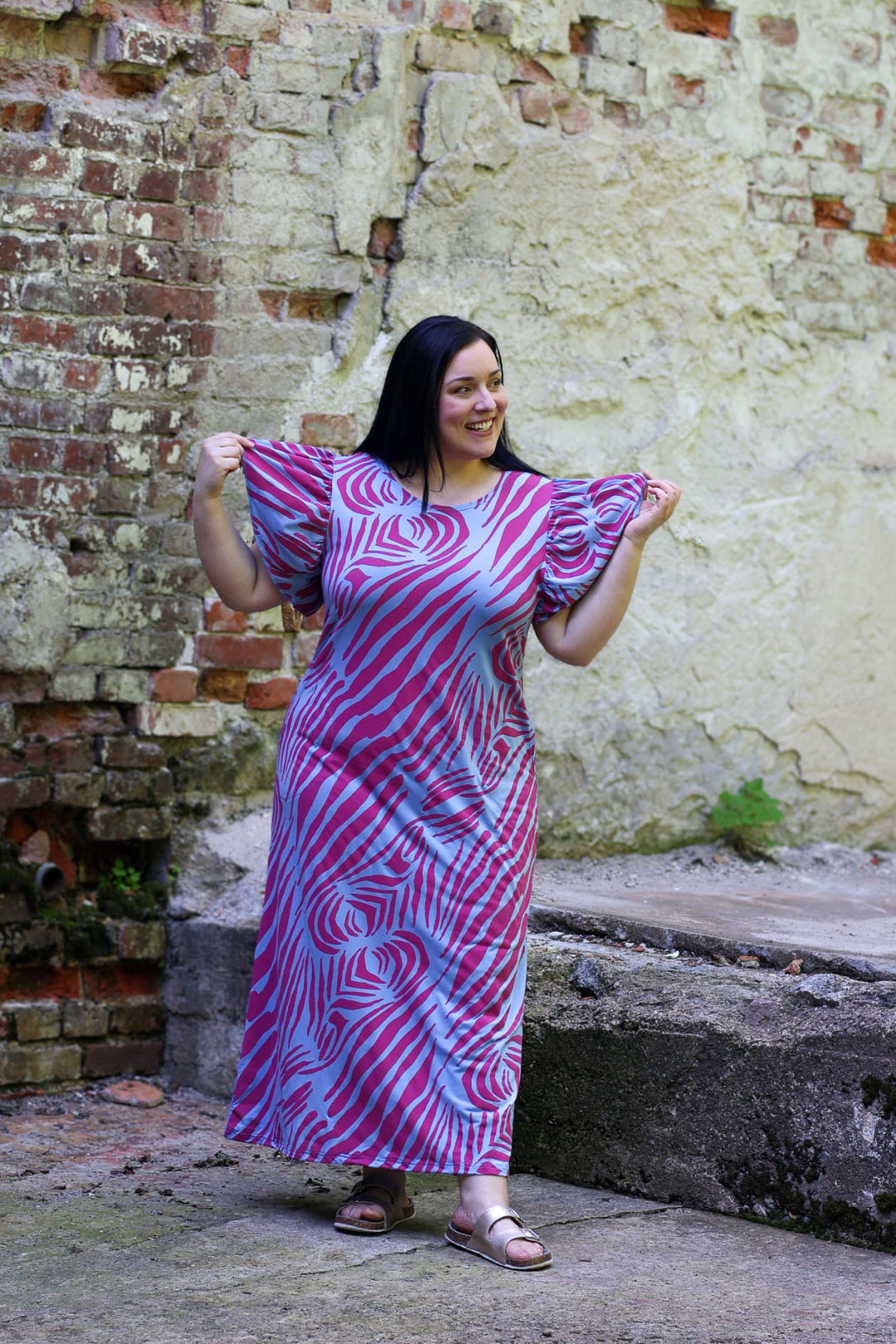 Kotimaisessa maximekossa on hauskat röyhelöhihat sekä upea Savanni-kuosi. Kuvassa koko XXL.