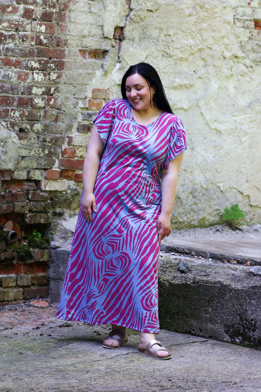 Miina-maximekossa on suora leikkaus, ja pituus on nilkkoihin saakka.