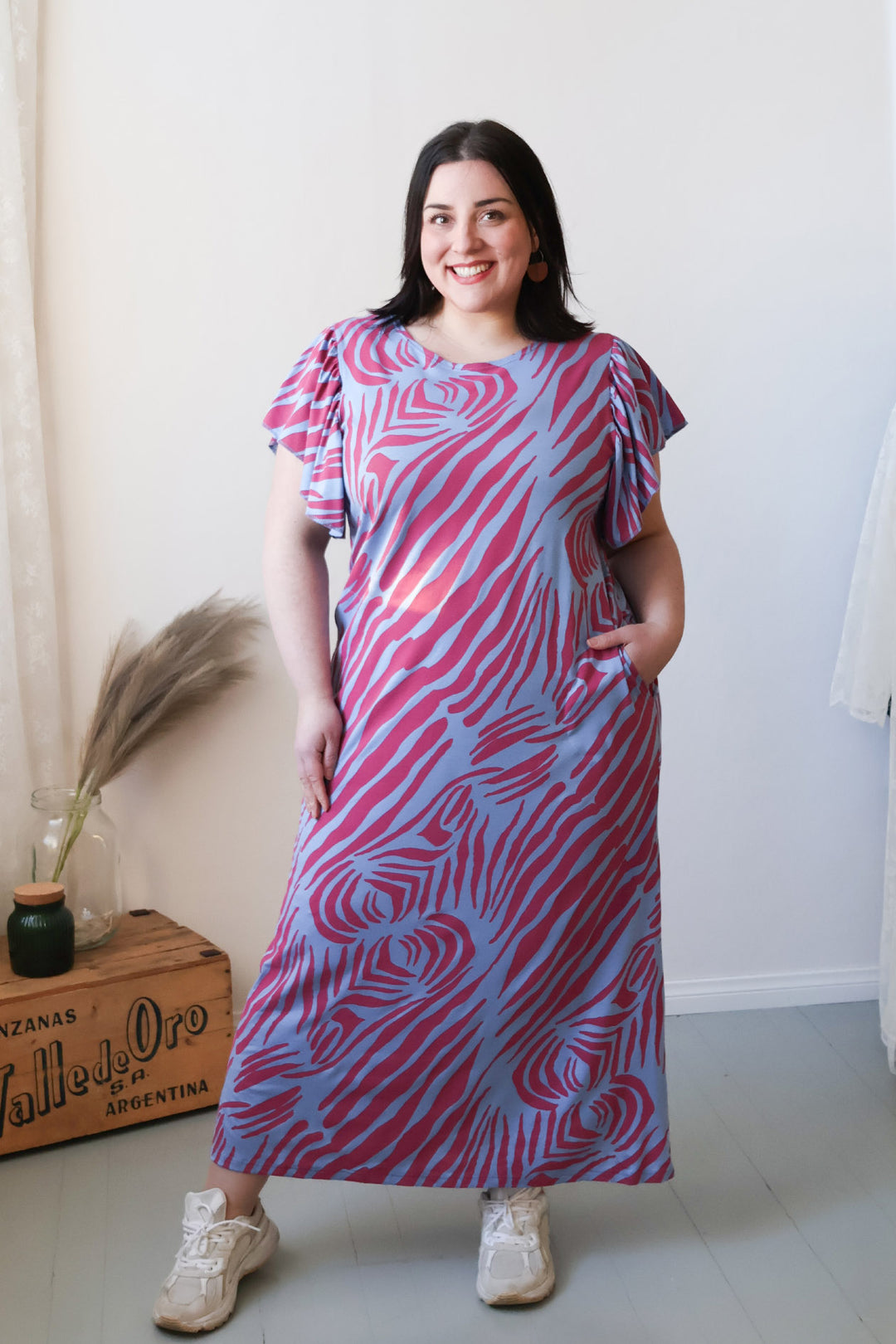 Miina-mekko koossa XXL. Mekossa on hauskat hihat ja ihana maksimitta.