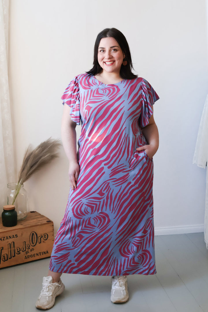 Miina-mekko koossa XXL. Mekossa on hauskat hihat ja ihana maksimitta.