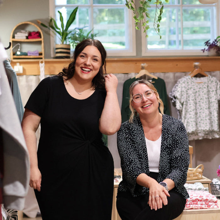 Miina Launiainen ja Maija Nuppula ovat Aate clothingin suunnittelijat ja yrittäjät.