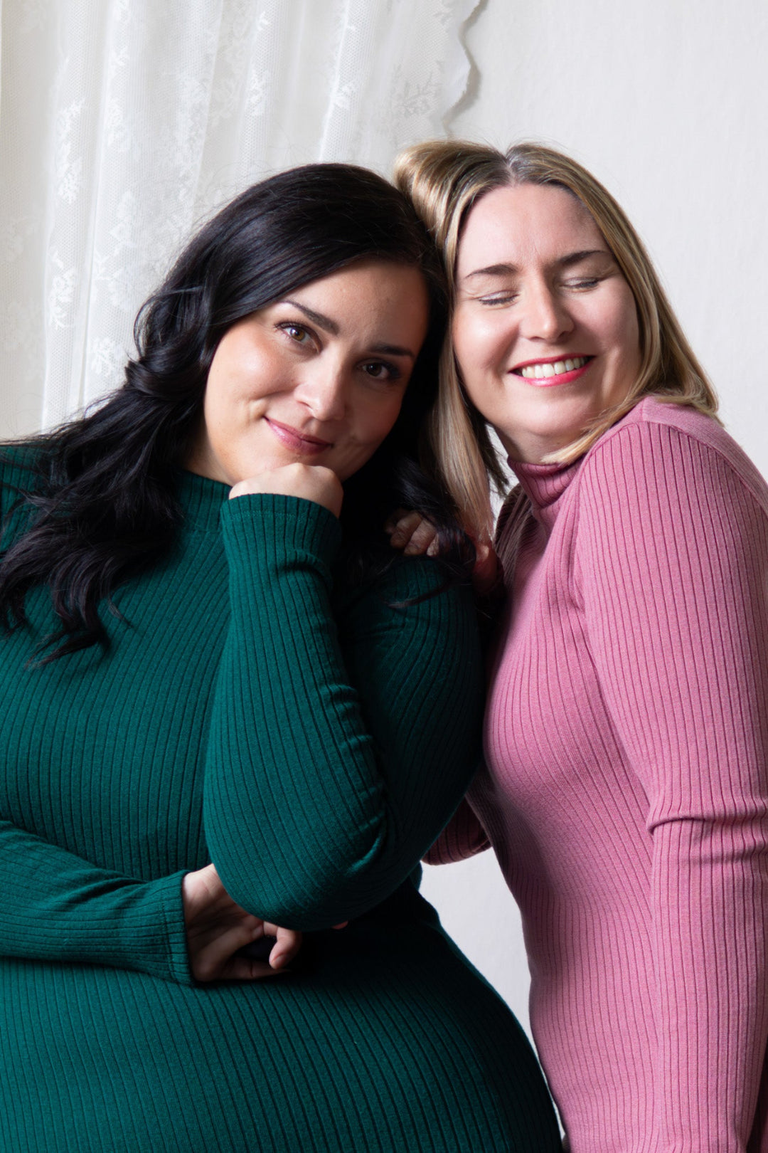 Miina Launiainen ja Maija Nuppula ovat Aate clothingin yrittäjät. Aate clothing valmistaa vaatteet materiaaleista lähtien Suomessa.