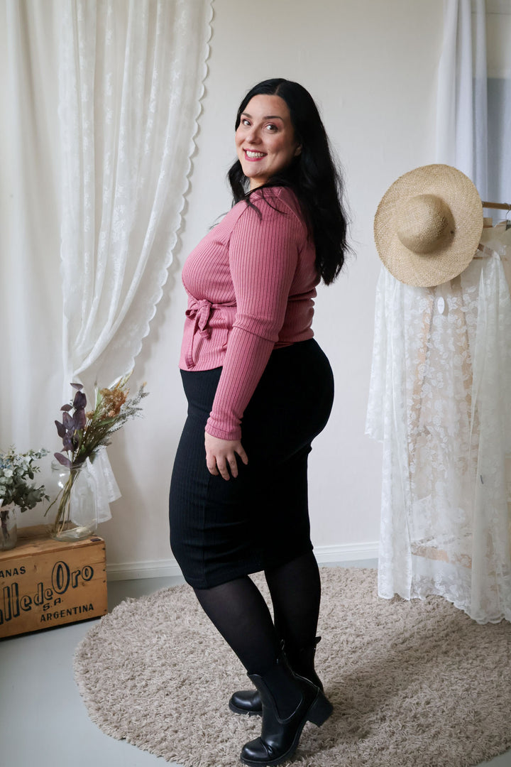 Musta Lycke-hame ja marjapuuron sävyinen Mila-kietaisupusero koossa L/XL. 