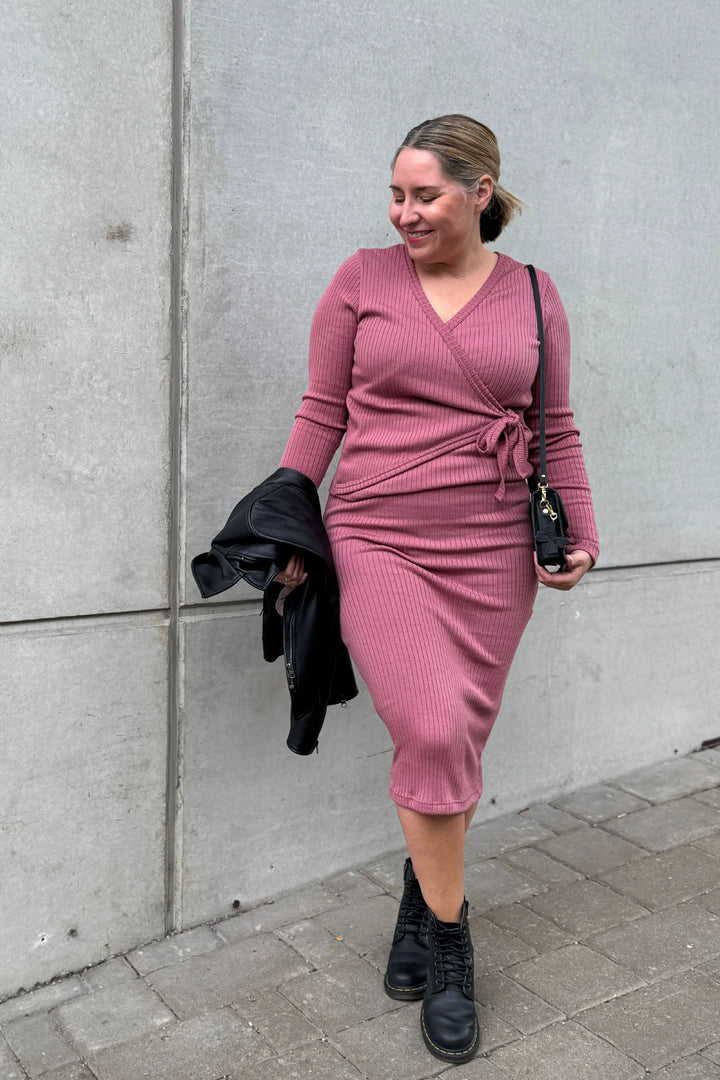 Mila-kietaisupuseron pystyy yhdistämään täydellisesti samanväriseen Lycke-ribbihameeseen. Kuvassa molemmista koko M/L.