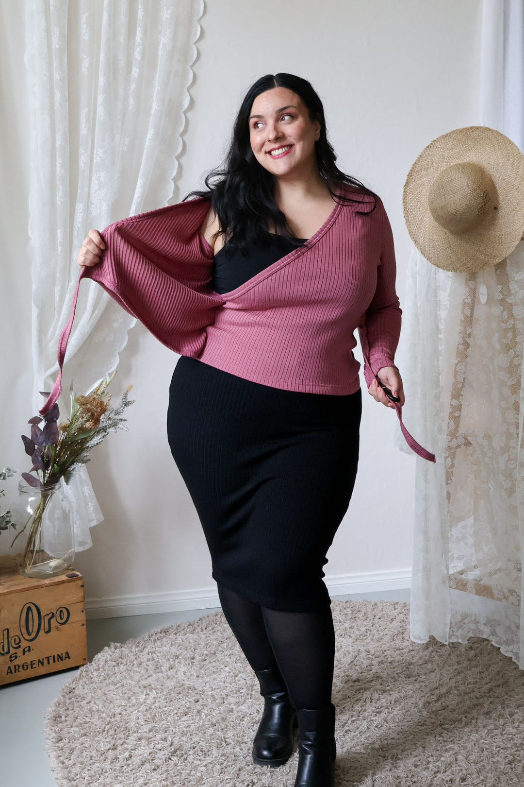 Merinovillaisessa kietaisupuserossa alapala on ommeltu kiinni, joten se ei pääse vahingossa aukeamaan kokonaan. Kuvassa koko L/XL ja värinä marjapuuro.