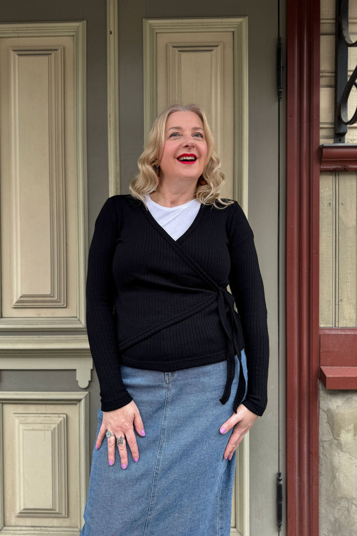 Musta Mila-ribbikietaisupusero koossa M/L. Pusero on 100% Suomessa neulottua merinovillaa ja se on ommeltu Tampereella tai Oitissa.