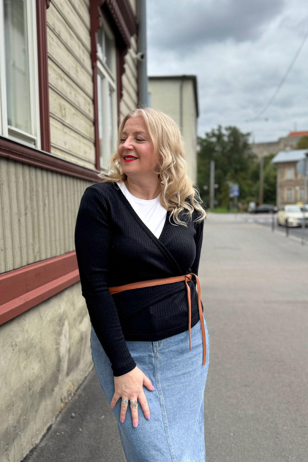 Kietaisupuseroa pystyy asustamaan esimerkiksi Kiedon nahkaisella kietaisuvyöllä. Kuvassa koko M/L ja värinä musta.