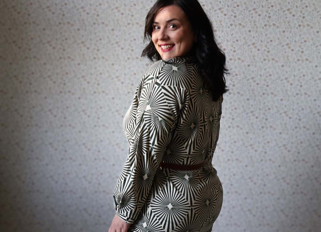 Olga-mekko Diamonds-kuosilla sivulta, koossa XXL.