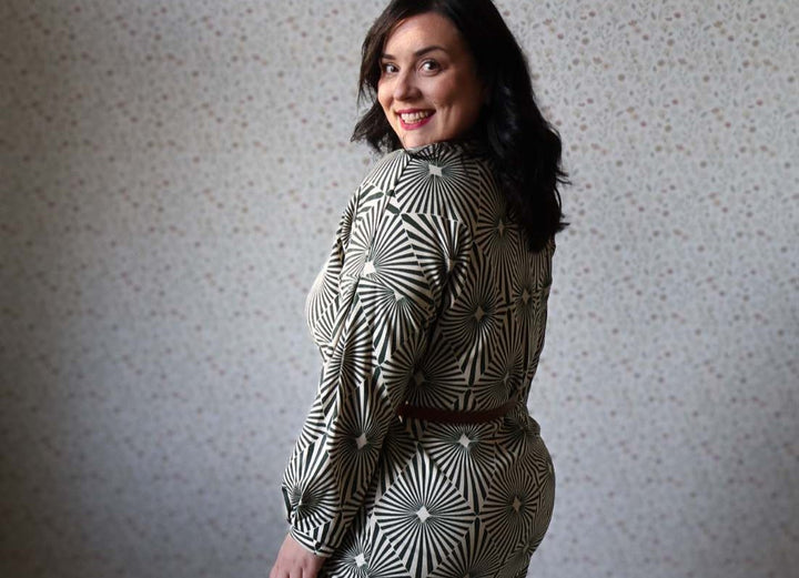 Olga-mekko Diamonds-kuosilla sivulta, koossa XXL.