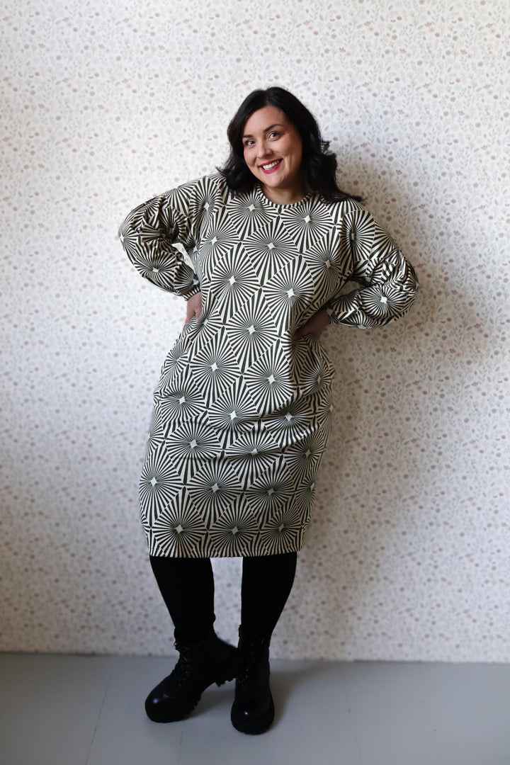 Olga-mekko Diamonds-kuosilla koossa XXL.