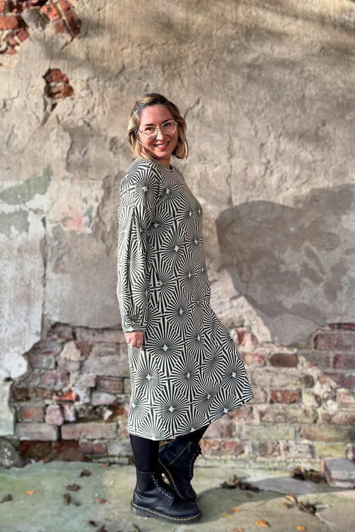 Olga-neulosmekossa on kauniit yksityiskohdat hihoissa.