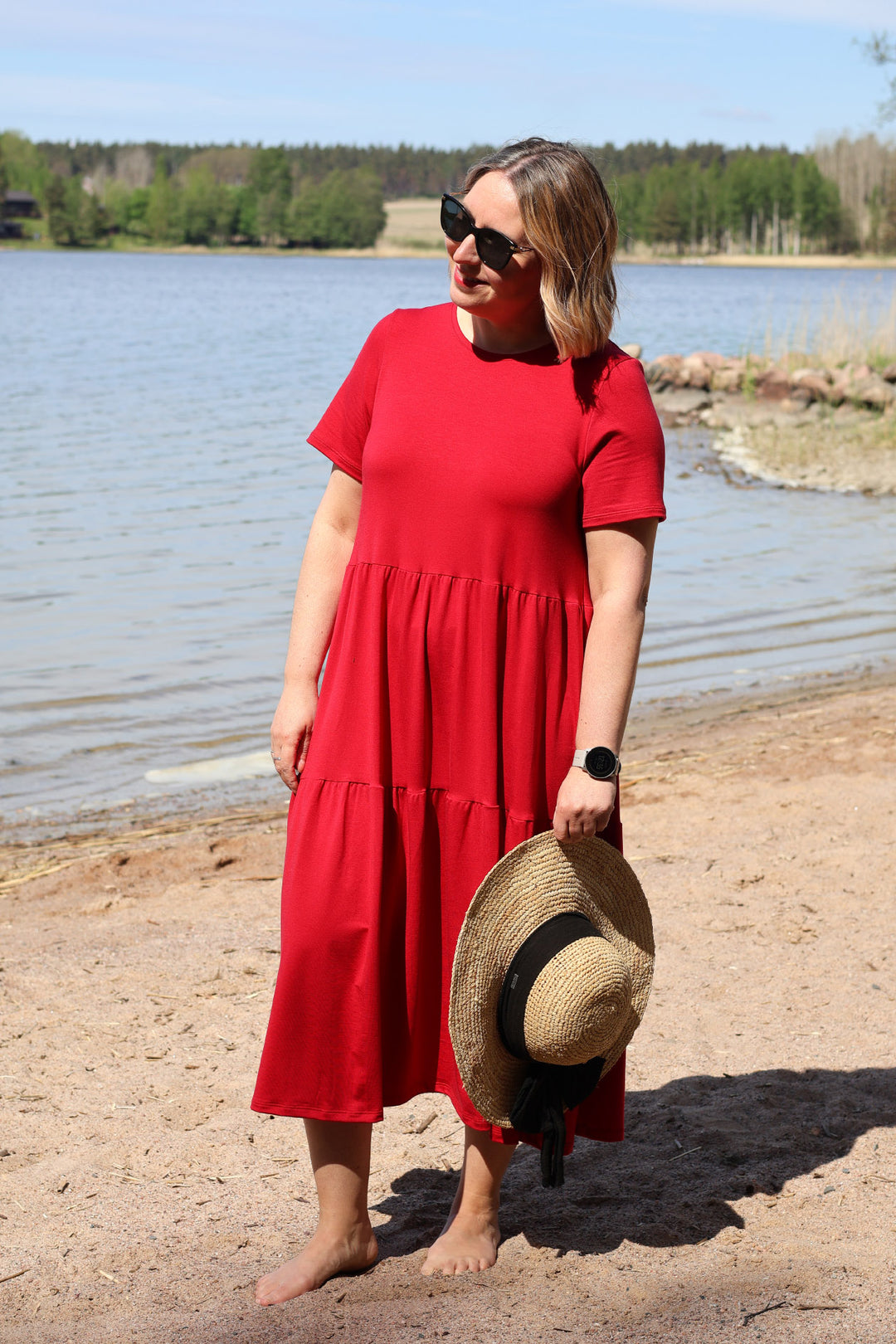 Puolukanpunainen Ruby-neulosmekko koossa M. Mekko on täysin kotimainen - se on suunniteltu Mathildedalissa, neulos Orivedeltä, leikkuu ja ompelu Oitissa.