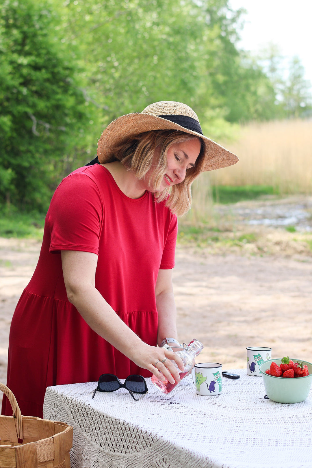 Puolukanpunainen Ruby-mekko sopii täydellisesti kesään.