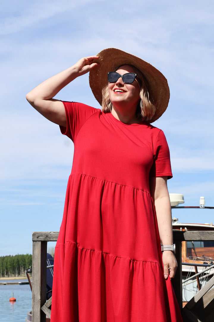 Puolukanpunainen Ruby-neulosmekko koossa M. Mekko on täysin kotimainen ja valmistettu materiaaleista lähtien Suomessa.