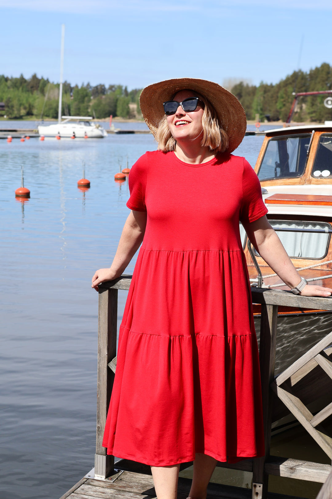 Lämpimän puolukanpunaisen värinen Ruby-neulosmekko koossa M. Mekko on täysin kotimainen ja valmistettu 100% Suomessa.
