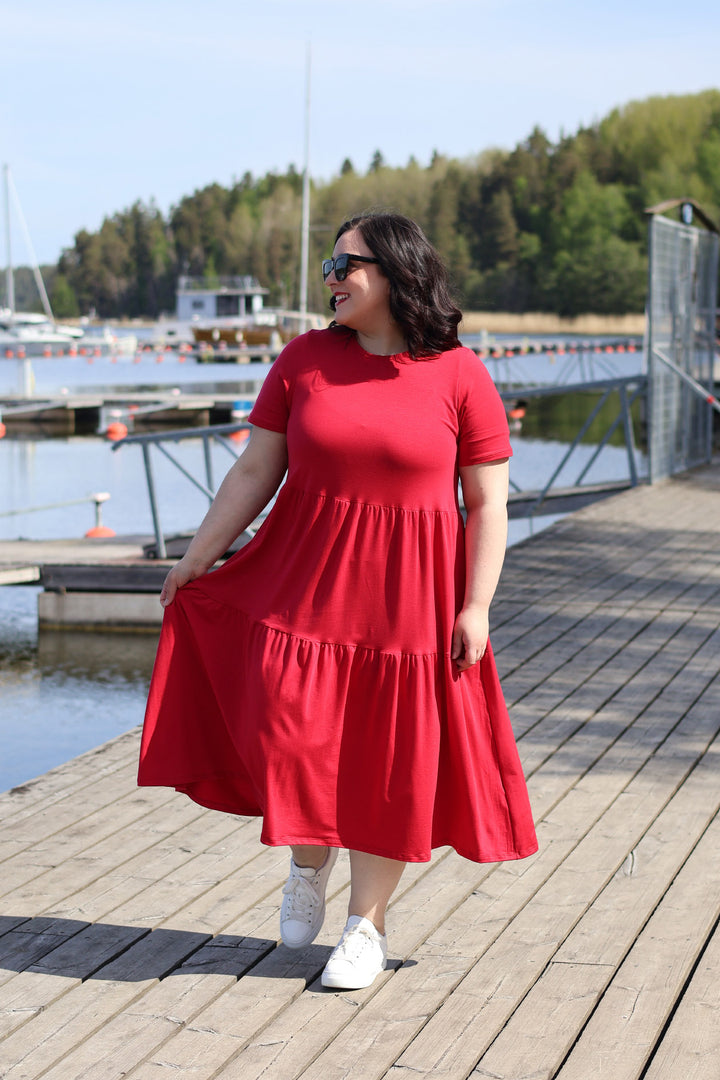 Ruby-neulosmekko koossa XL. Punainen Ruby on tenceliä, eli se laskeutuu enemmän kuin musta Ruby-mekko.