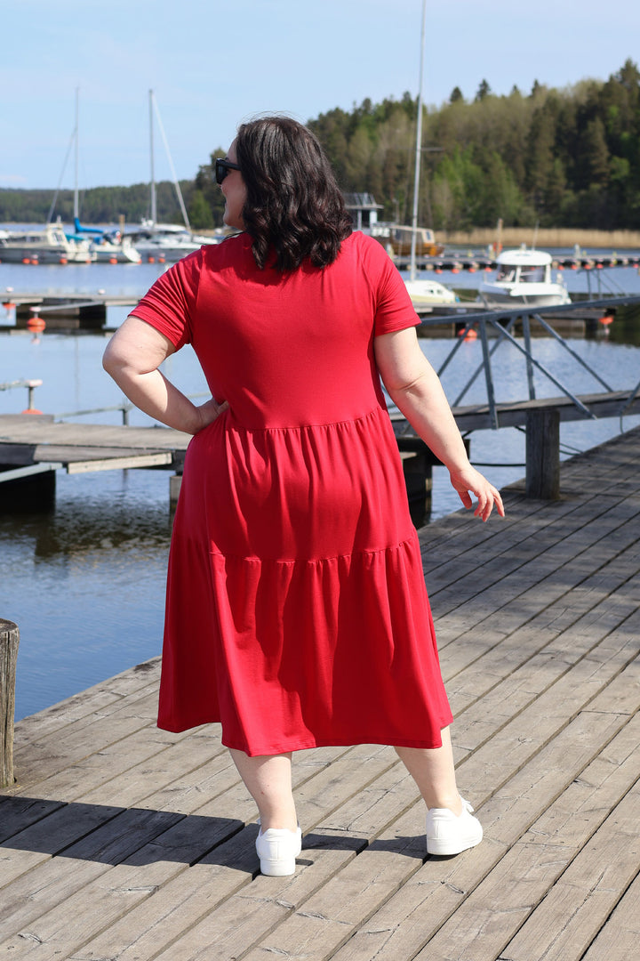 Puolukanpunainen Ruby-neulosmekko takaa, koossa XL. 