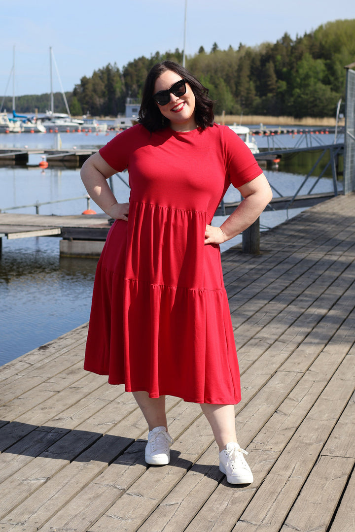 Puolukanpunainen Ruby-mekko koossa XL.