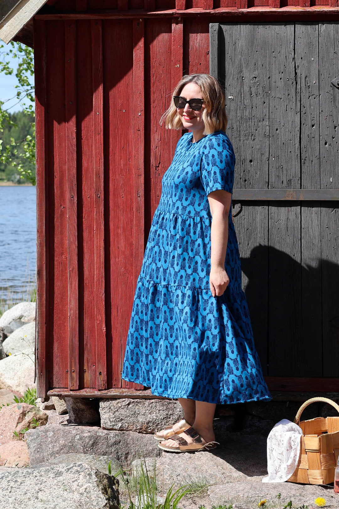 Ruby-neulosmekko Seepra-kuosilla sivulta koossa M. Mekko on suunniteltu ja valmistettu Suomessa.