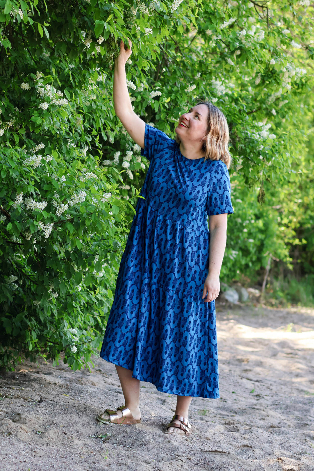 Ruby-neulosmekko Seepra-kuosilla koossa M. Mekossa on käytännöllinen midimitta ja väljä istuvuus. Mekko on tehty 100% Suomessa!