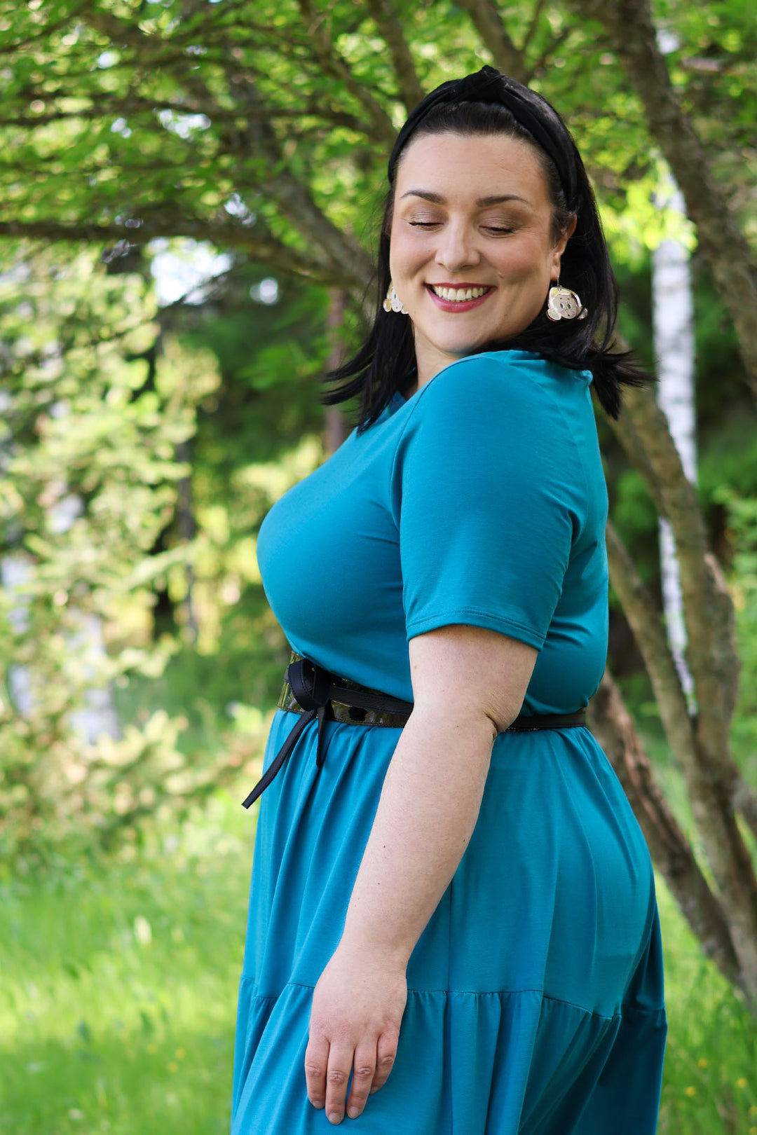 Ruby-neulosmekko sivulta koossa XL. Mekossa on ihana, syvän turkoosi sävy.