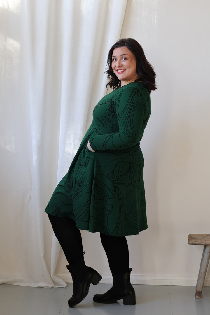 Sofie-neulosmekko Aarre-kuosilla