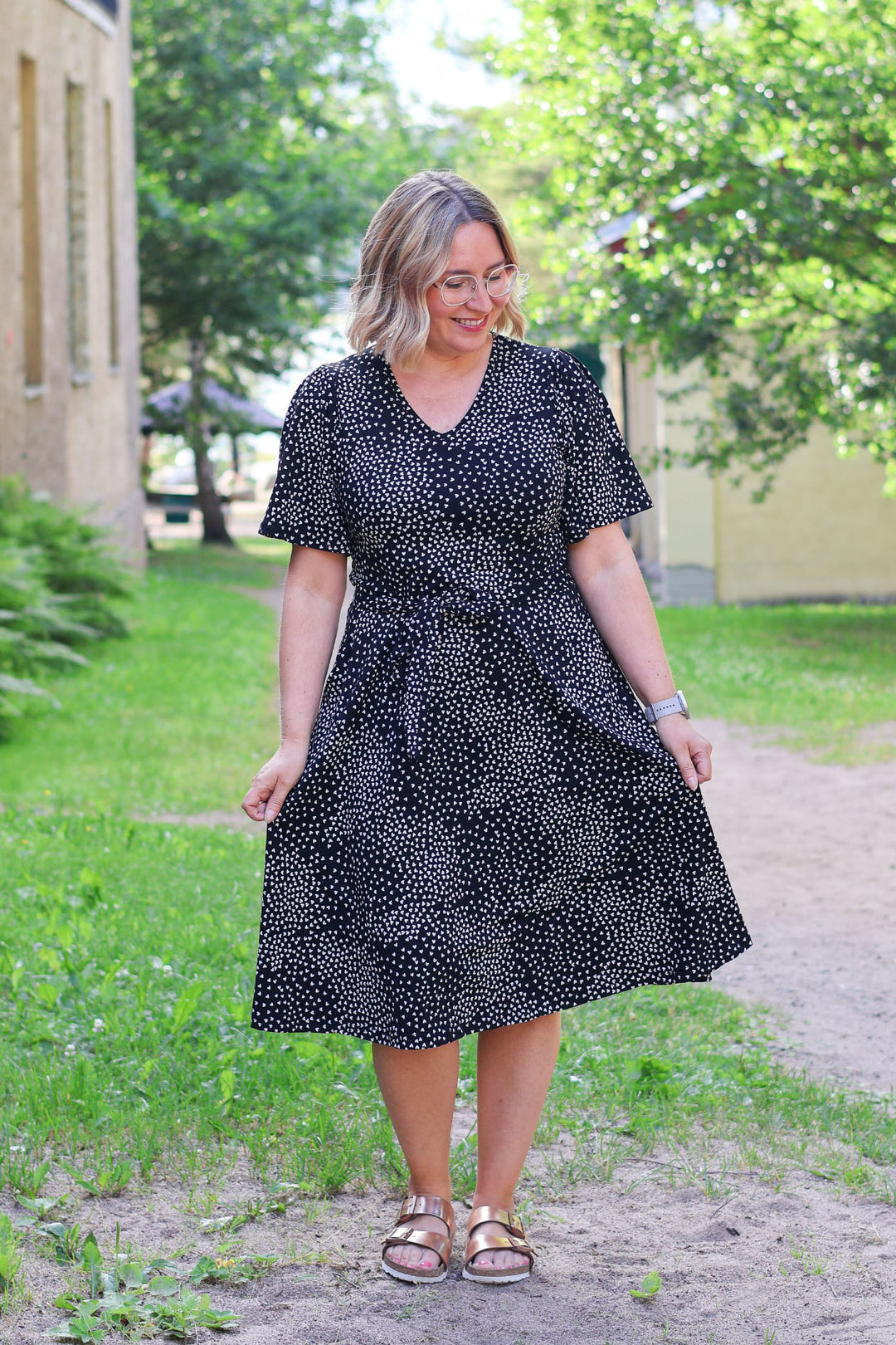 Sofie-neulosmekko koossa M, mustavalkoisena. Mekossa on Suomessa painettu Muru-kuosi.