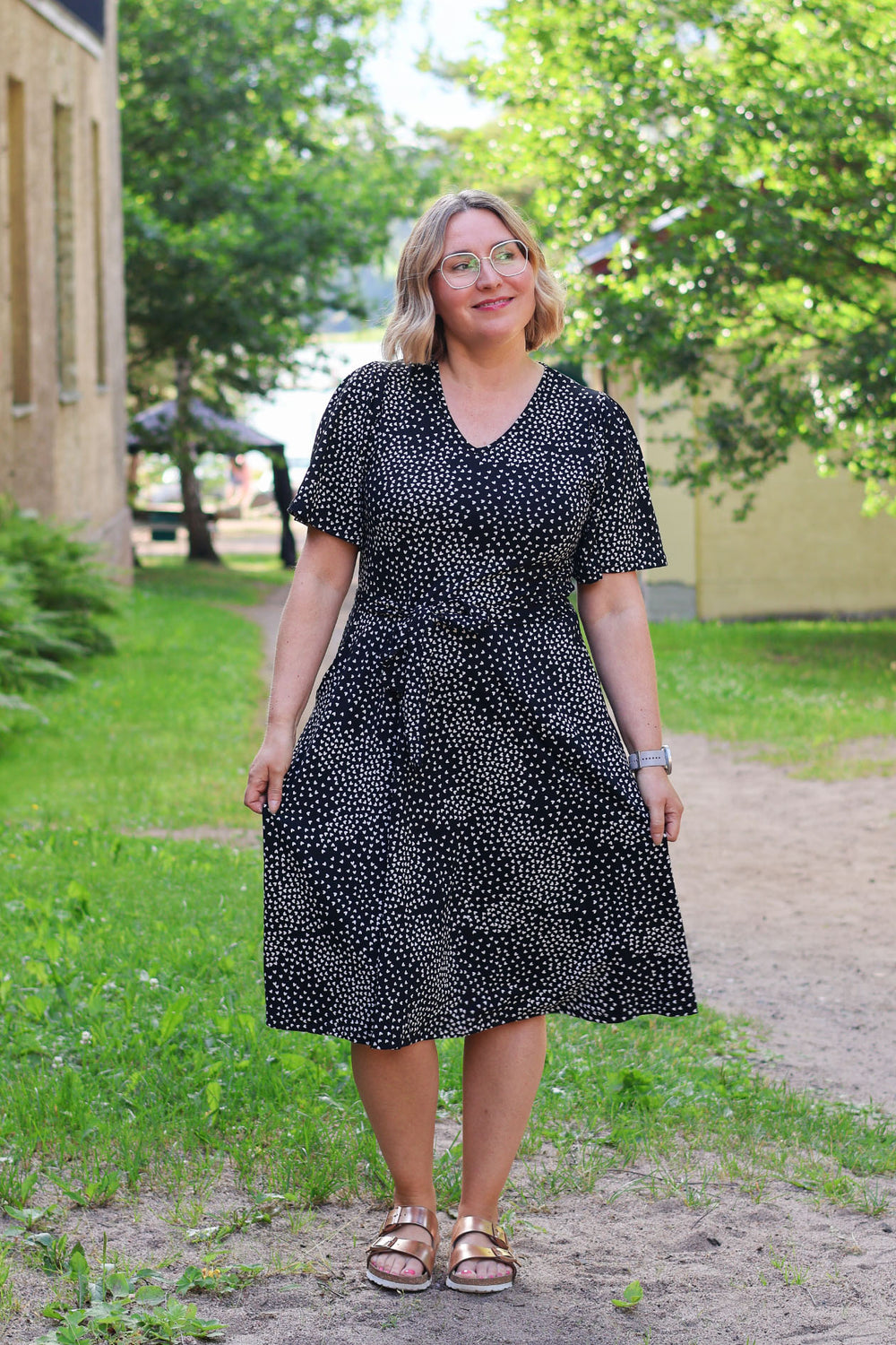 Sofie-neulosmekko koossa M. Mekossa on Maija Nuppulan suunnittelema Muru-kuosi, joka on painettu Pälkäneellä Printscorpiossa. Mekko on täysin kotimainen.