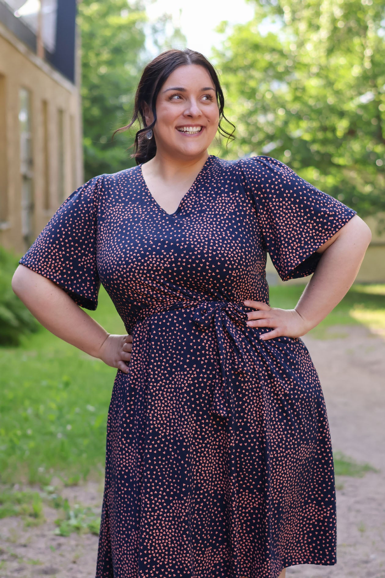 Kotimainen Sofie-neulosmekko koossa XXL. Mekossa on v-pääntie, perhoshihat ja poikkileikkaus vyötäröllä sekä taskut. Mukana tulee oma irtovyö samasta kuosista. Mekko on kotimainen niinkuin kaikki Aate clothingin tuotteet.