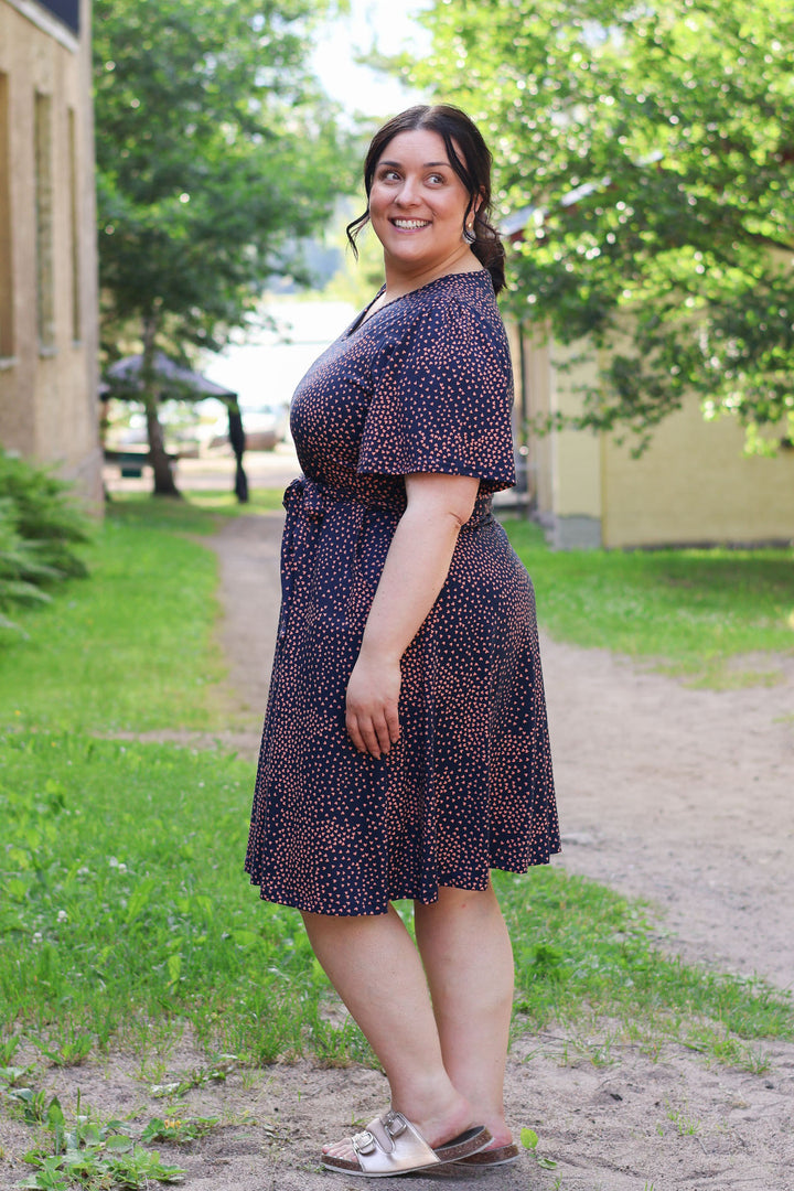 Sofie-neulosmekko koossa XXL. Kotimainen mekko on valmistettu materiaaleista lähtien Suomessa.