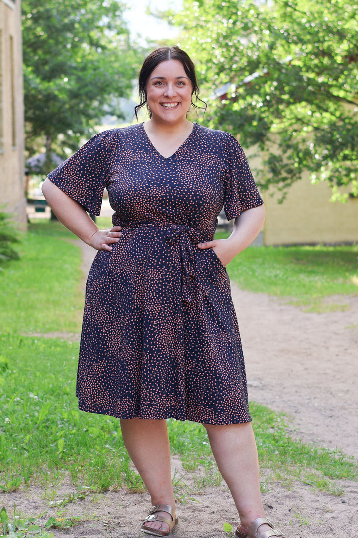 Sofie-neulosmekko Muru-kuosilla koossa XXL. Mekossa on kauniit väljät hihat ja tietysti myös taskut. Kotimainen mekko, tehty materiaaleista lähtien Suomessa.