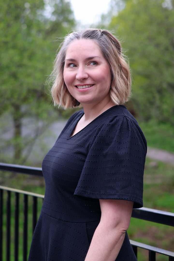 Sofie-neulosmekossa on kaunis reikäraita-materiaali ja ihanat perhoshihat. Kuvassa koko M. 