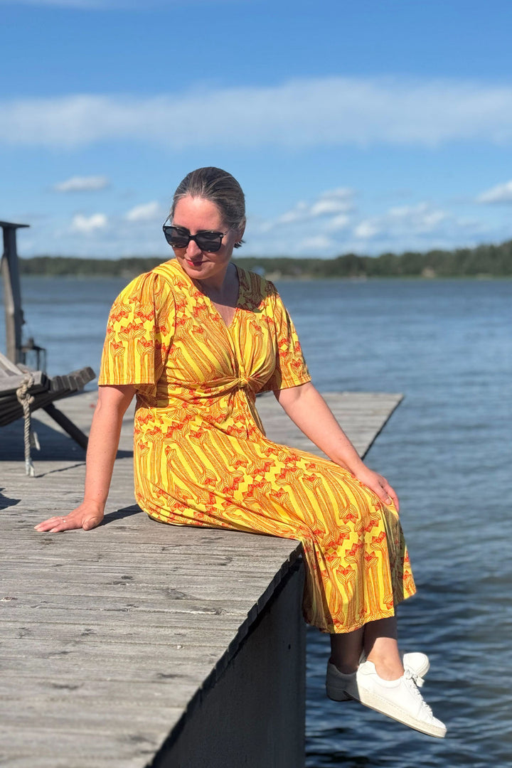 Taika-neulosmekko Amaryllis-kuosilla